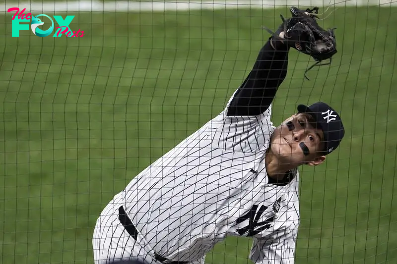 New York (United States), 30/10/2024.- New York Yankees first baseman Anthony Rizzo catches a foul ball hit by Los Angeles Dodgers Teoscar Hernandez during the fourth inning of game four of the Major League Baseball (MLB) World Series between the American League Champion New York Yankees and the National League Champion Los Angeles Dodgers at Yankees Stadium in the Bronx borough of New York, New York, USA, 29 October 2024. The World Series is the best-of-seven games. (Nueva York) EFE/EPA/CJ GUNTHER
