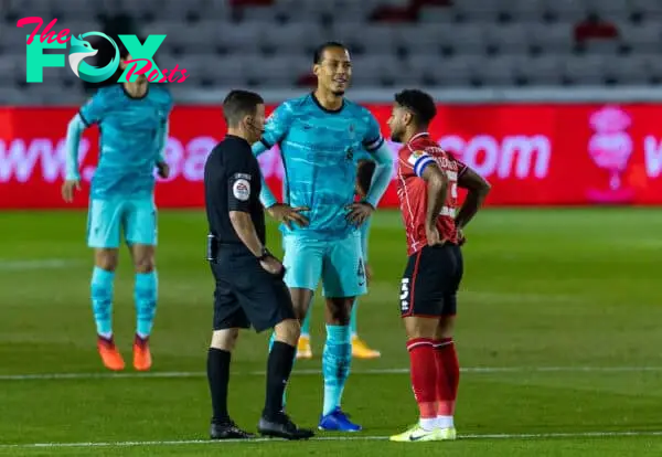 LINCOLN, ENGLAND - Thursday, September 24, 2020: Liverpool's captain Virgil van Dijk and Lincoln City FC's captain Liam Bridcutt with referee Tony Harrington for the coin toss before the Football League Cup 3rd Round match between Lincoln City FC and Liverpool FC at Sincil Bank. Liverpool won 7-2. (Pic by David Rawcliffe/Propaganda)