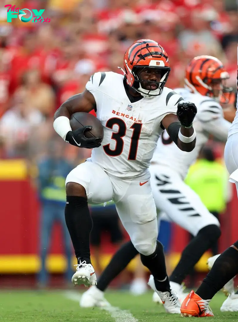 KANSAS CITY, MISSOURI - SEPTEMBER 15:  Zack Moss #31 of the Cincinnati Bengals carries the ball during the game against the Kansas City Chiefs at GEHA Field at Arrowhead Stadium on September 15, 2024 in Kansas City, Missouri. (Photo by Jamie Squire/Getty Images)