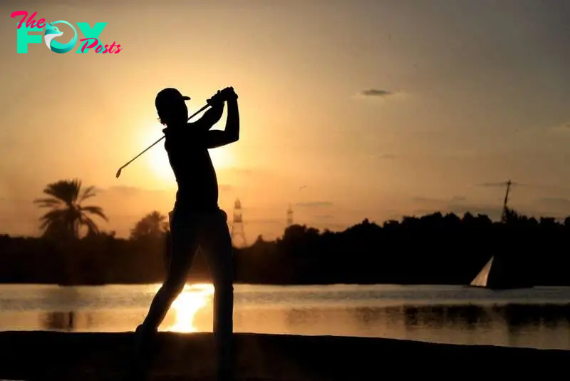 Bonito contraluz del golfista sueco Joakim Lagergren durante el Abu Dhabi HSBC Golf Championship en el Abu Dhabi Golf Club en los Emiratos Árabes. 