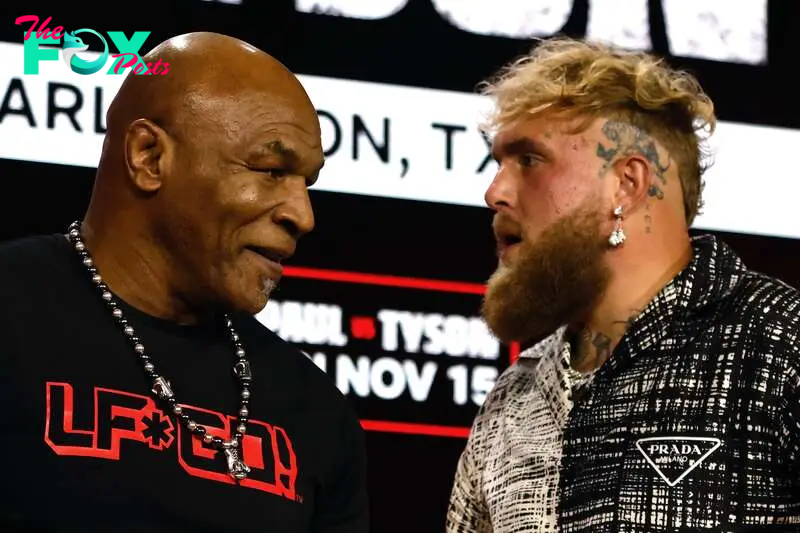 New York (United States), 18/08/2024.- Former heavyweight boxing champion Mike Tyson (L) and YouTuber and professional boxer Jake Paul come face to face during a pre-fight press conference at the Javits Center in New York, New York, USA, 18 August 2024. The Tyson Paul heavyweight bout will be held at the AT&T Stadium in Arlington, Texas on 15 November 2024. (Nueva York) EFE/EPA/Peter Foley
