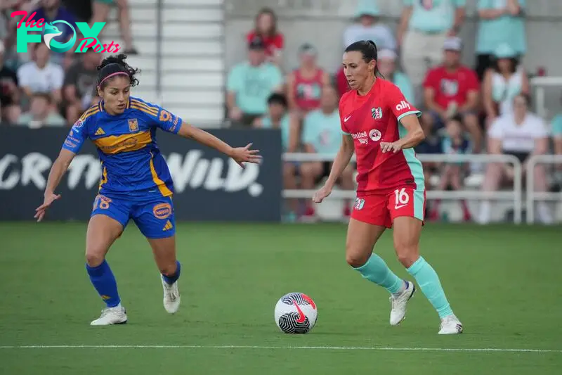 Kansas City Current midfielder Vanessa DiBernardo (16) controls the ball with Tigres UANL midfielder Alexia Delgado 