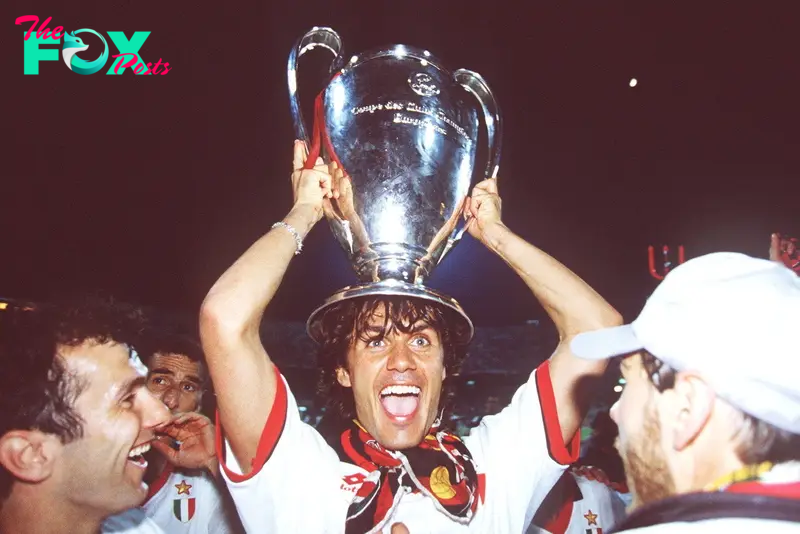 Paolo Maldini es uno de los pocos jugadores de esta lista que no pertenecen al Real Madrid. El ‘One Club Man’ del AC Milan ganó 5 Champions League, tres de ellas cuando todavía eran denominadas como “Copas de Europa”. El defensor italiano fue titular en todas ellas ante: Steaua Bucarest (1988-89, 4-0), Benfica (1989-90, 1-0), Barcelona (1993-94, 4-0), Juventus de Turín [2002-03, (2) 0-0 (3)] y Liverpool (2006-07, 2-1). Esta última, frente a los ingleses, sirvió para redimirse de la perdida dos años atrás en Estanbul.