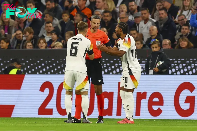 Munich (Germany), 14/10/2024.- Joshua Kimmich of Germany (L) and Serge Gnabry of Germany (R) complain to referee Slavko Vincic after he ruled a goal offside following a video review during the UEFA Nations League group soccer match between Germany and Netherlands, in Munich, Germany, 14 October 2024. (Alemania, Países Bajos; Holanda) EFE/EPA/FILIP SINGER
