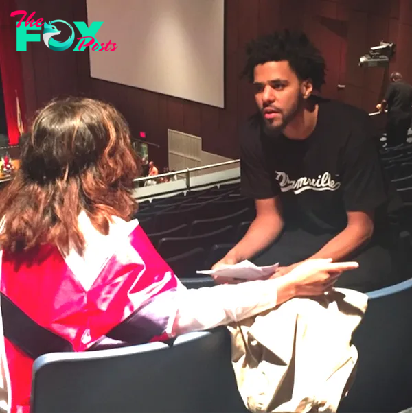 xoNecole trên X: "J Cole giữ lời hứa 2 năm và tham dự lễ tốt nghiệp của người hâm mộ //t.co/4qsFJCEHe7 //t.co/UEqqJ1vzIw" / X