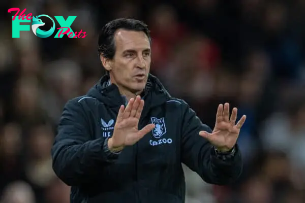 MANCHESTER, ENGLAND - Thursday, November 10, 2022: Aston Villa's manager Unai Emery during the Football League Cup 3rd Round match between Manchester United FC and Aston Villa FC at Old Trafford. (Pic by David Rawcliffe/Propaganda)