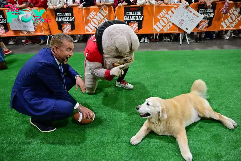 The football world is mourning as beloved pup Ben, ESPN analyst Kirk Herbstreit’s Golden Retriever, has passed away after a battle with cancer.