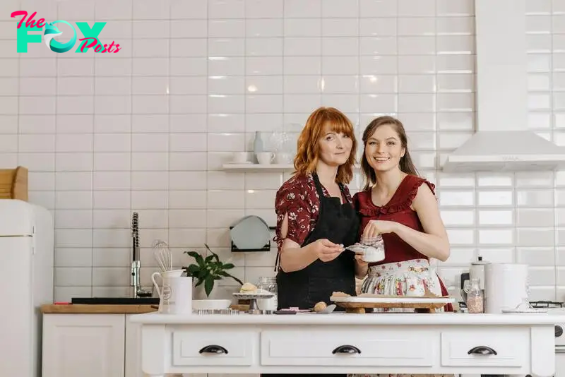 Two women cooking together | Source: Pexels