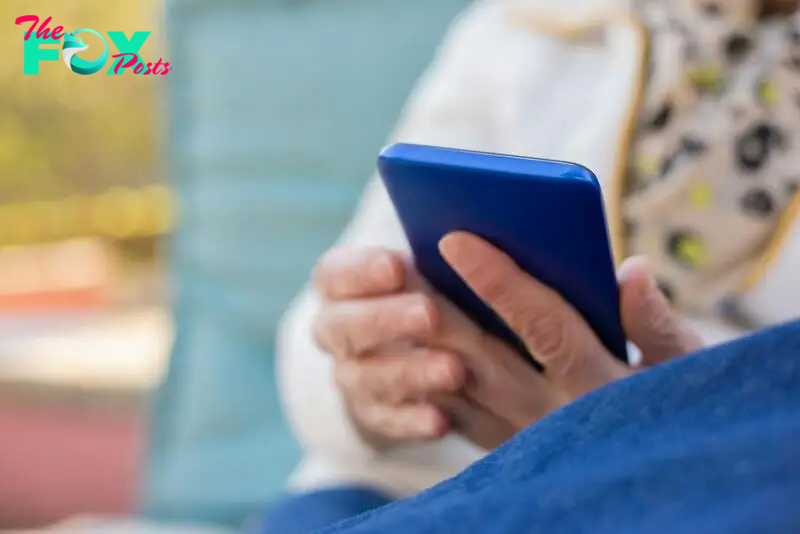 An older woman using her phone | Source: Pexels