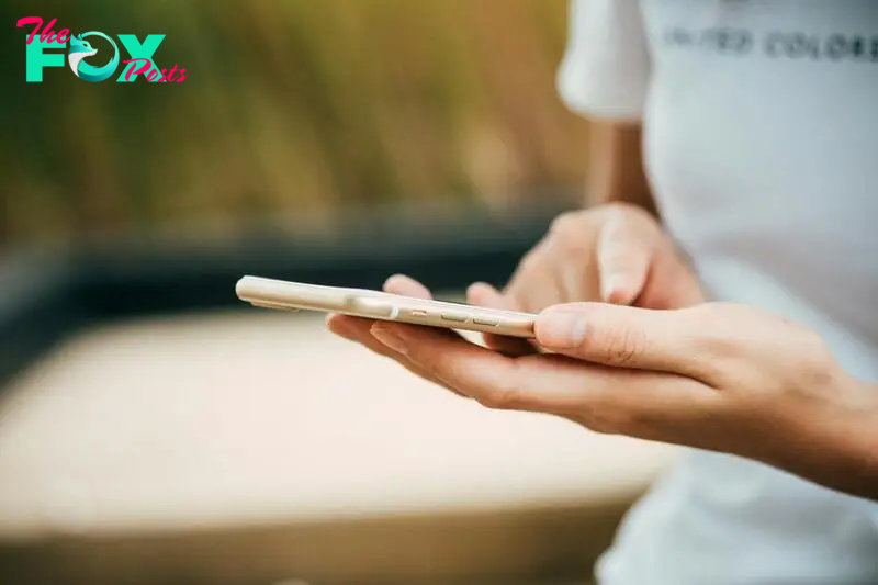 A woman using her phone | Source: Pexels