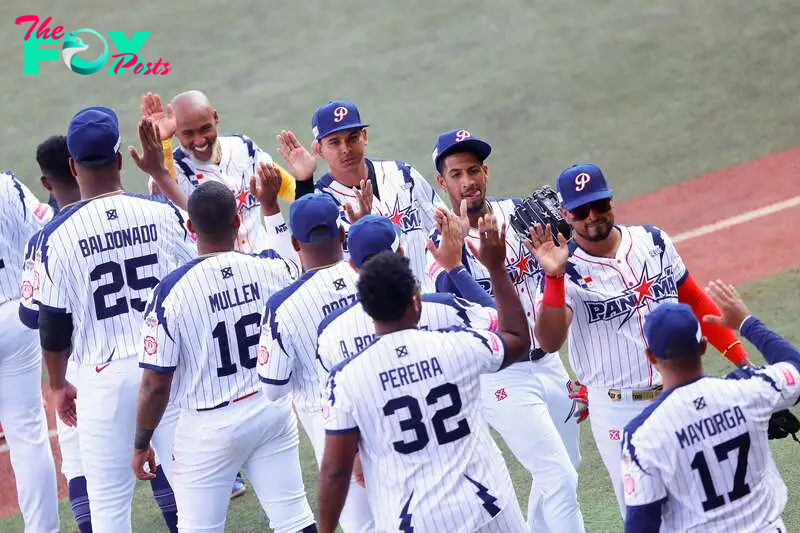 AME5847. GUADALAJARA (MÉXICO), 10/11/2024.- Jugadores de Panamá celebran su triunfo ante Venezuela este domingo en un juego del Premier 12 de la Confederación Mundial de Béisbol y Sóftbol (WBSC) realizado en el Estadio Panamericano de Béisbol, en Guadalajara, Jalisco (México). EFE/Francisco Guasco
