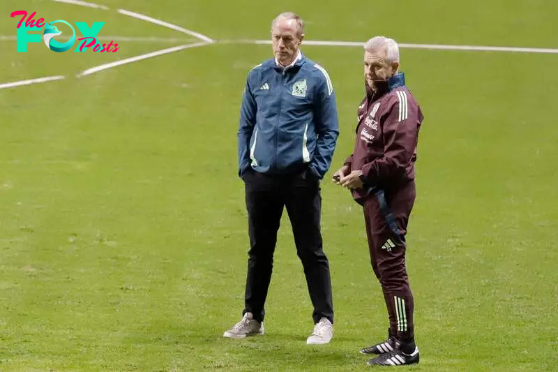 MEX1831. PUEBLA, (MÉXICO), 11/10/2024.- El presidente de la Federación Mexicana de Fútbol, Ivar Sisniega (i), y el entrenador de la selección mexicana de fútbol, Javier Aguirre, observan un entrenamiento este viernes, previo a un partido amistoso ante el Valencia CF, en el estadio Cuauhtémoc, en Puebla (México). EFE/ Hilda Ríos
