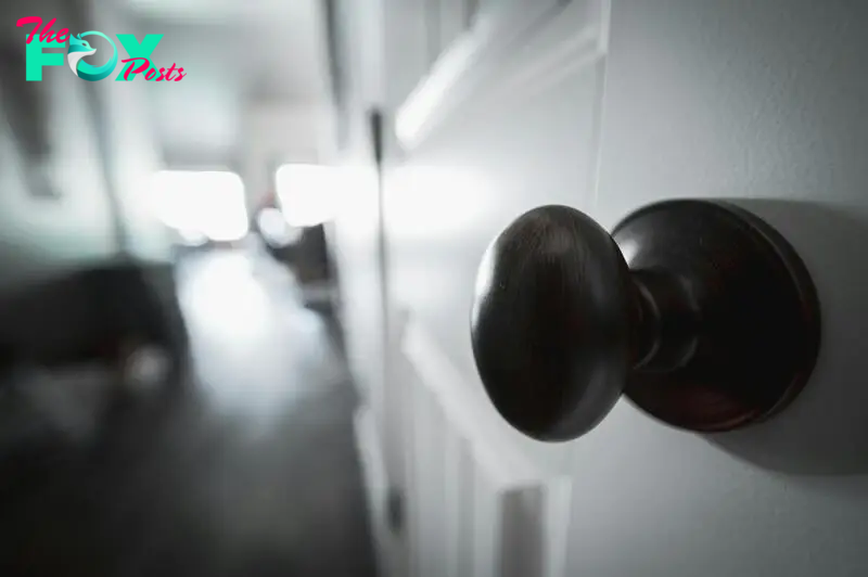 A close-up shot of a doorknob | Source: Pexels