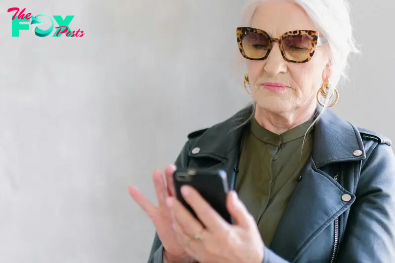 Unhappy-looking woman looking at her phone | Source: Pexels