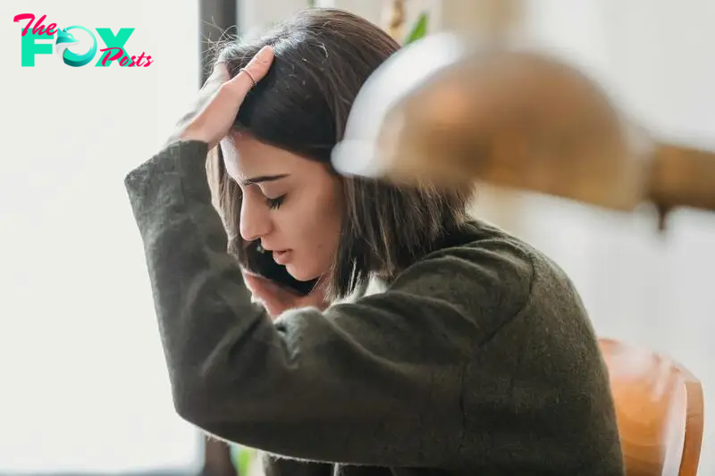 A frustrated woman talking on the phone | Source: Pexels