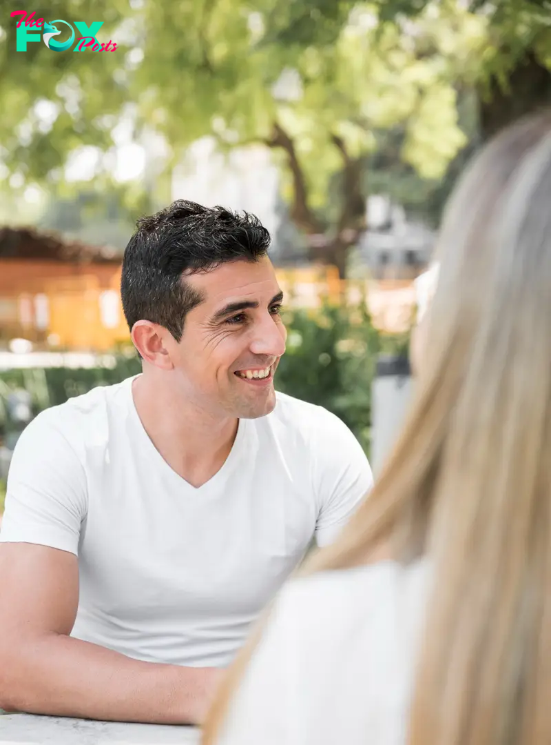 A happy couple talking to someone | Source: Freepik