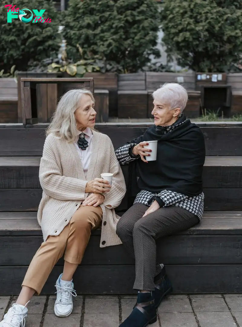 Two women conversation | Source: Pexels