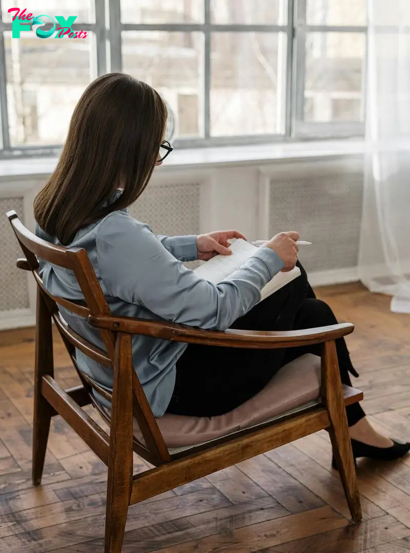 A therapist taking notes while talking to a client | Source: Pexels