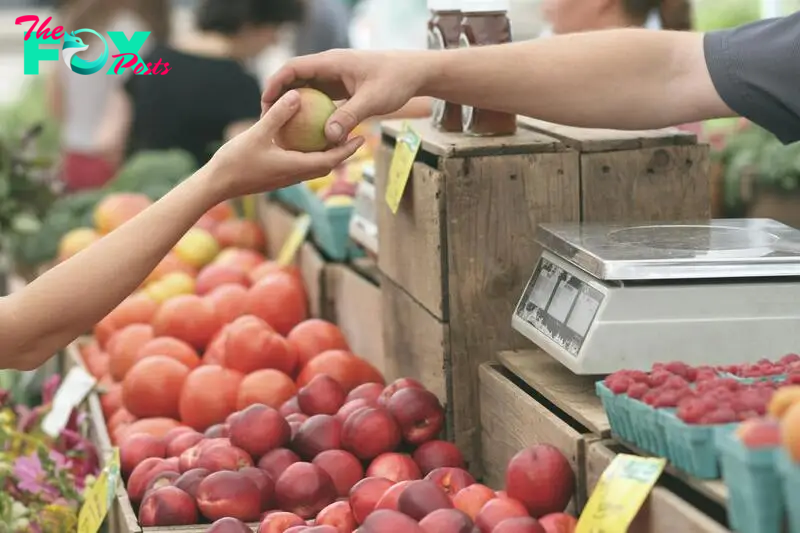 A woman doing grocery shopping | Source: Pexels