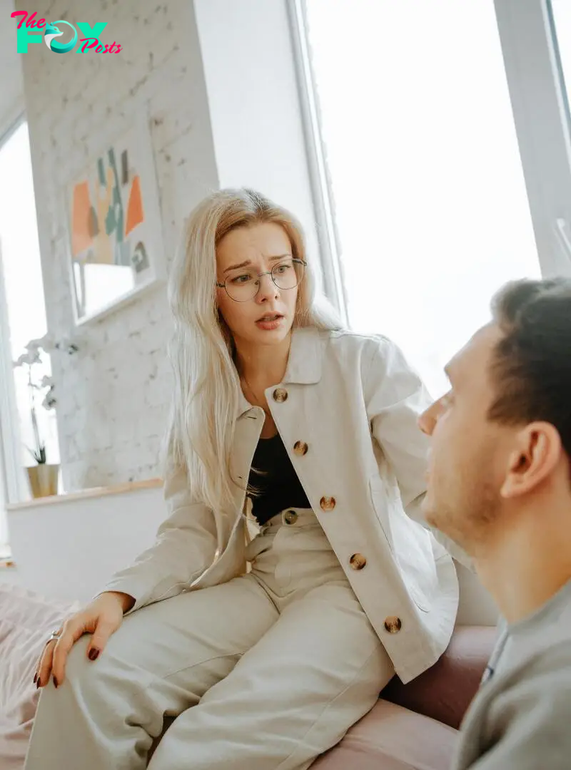 An unhappy woman comforting an upset man | Source: Pexels