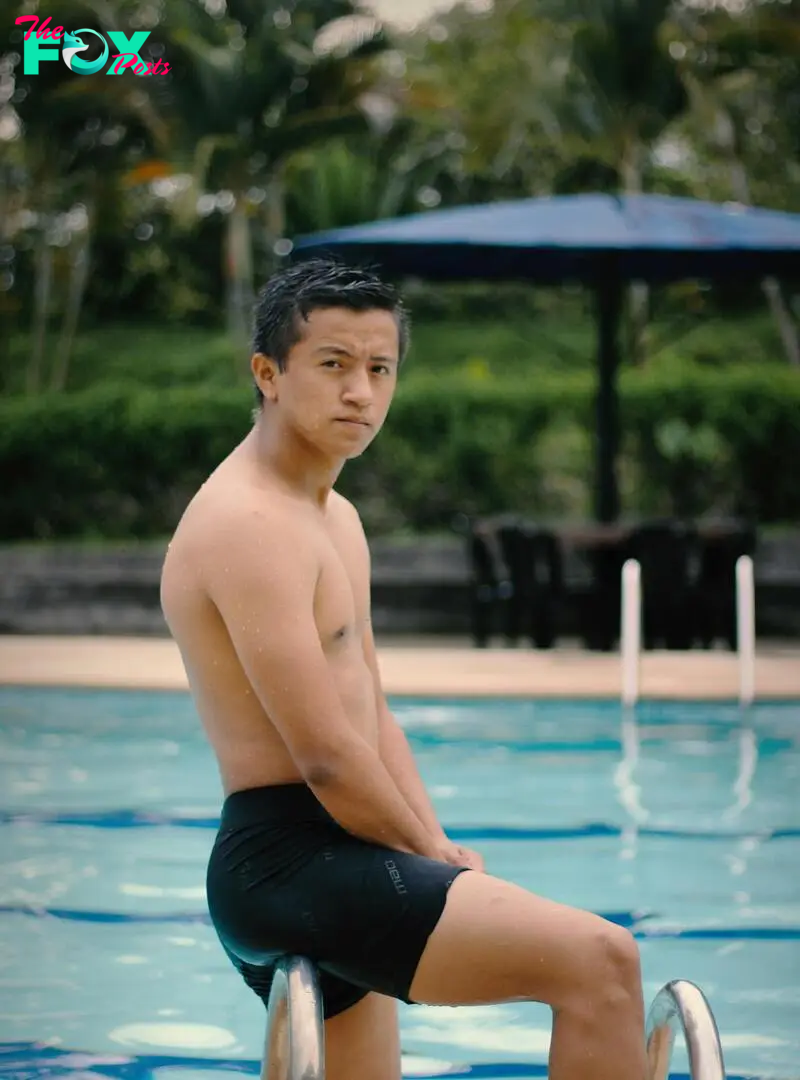 A remorseful-looking man standing by the pool stairs | Source: Pexels