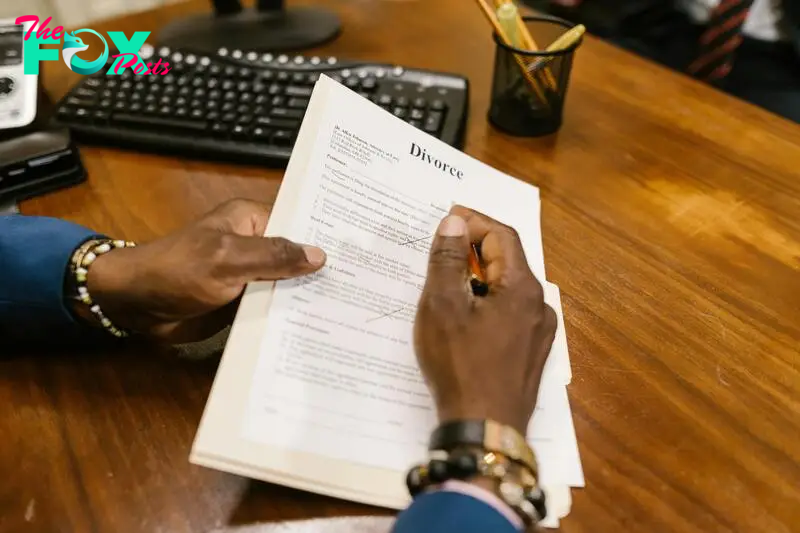 Jane finalizes the divorce papers with her lawyer | Source: Pexels