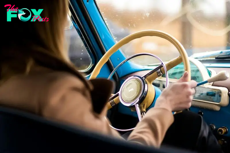 A woman driving | Source: Pexels