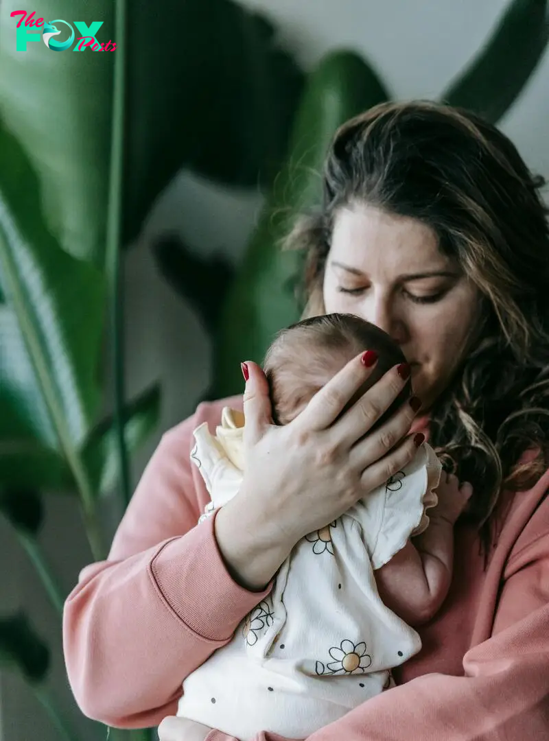 Sad mother embracing her baby | Source: Pexels