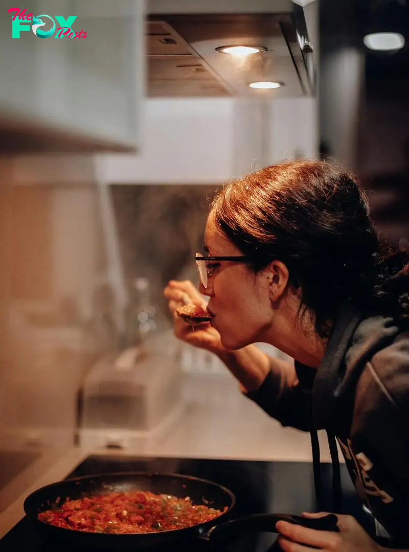 A woman cooking | Source: Pexels