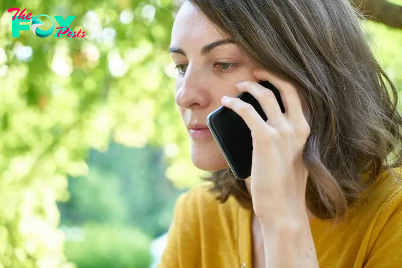 Serious woman on her phone | Source: Pexels