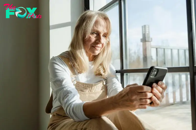 Mature woman looking pensive | Source: Pexels