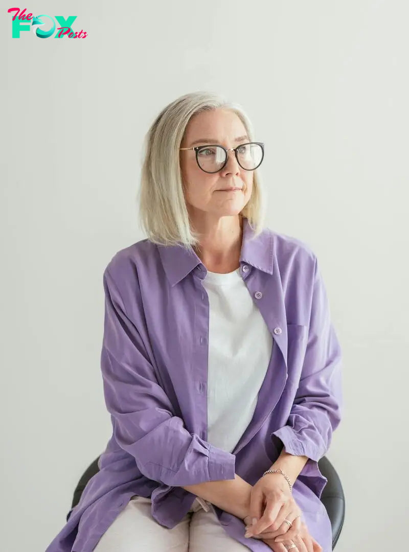 Mature woman sitting | Source: Pexels