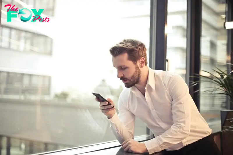 A man studying his cell phone | Source: Pexels