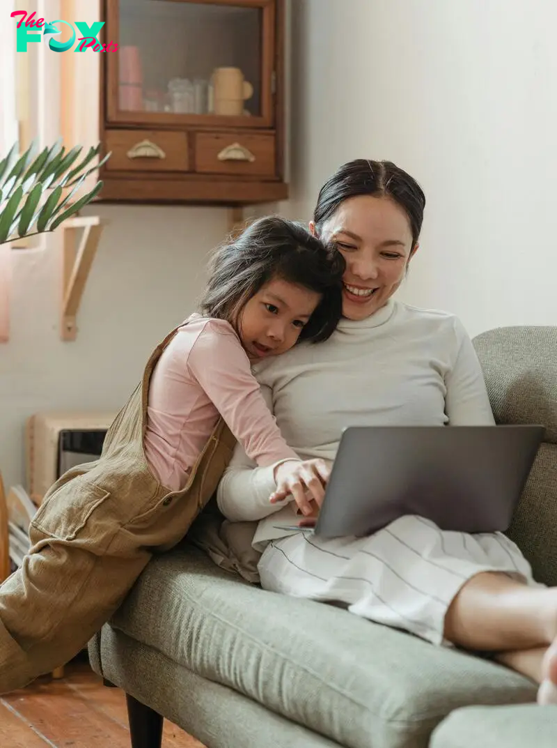 Woman plays with her daughter | Source: Pexels