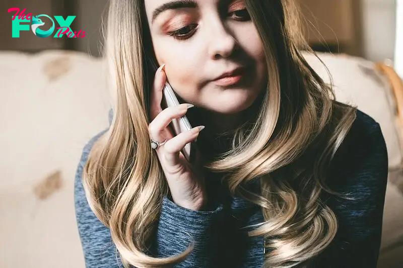 Woman explains something over phone | Source: Pexels