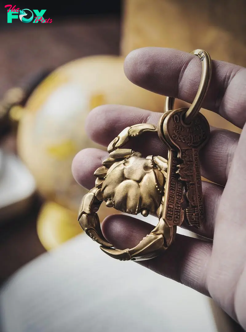 A hand bearing a bunch of keys | Source: Pexels