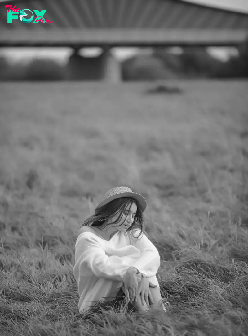 Sad woman in a field | Source: Pexels