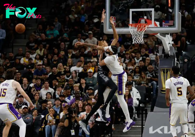 Davis and Wembanyama collided in the game between the Spurs and the Lakers.