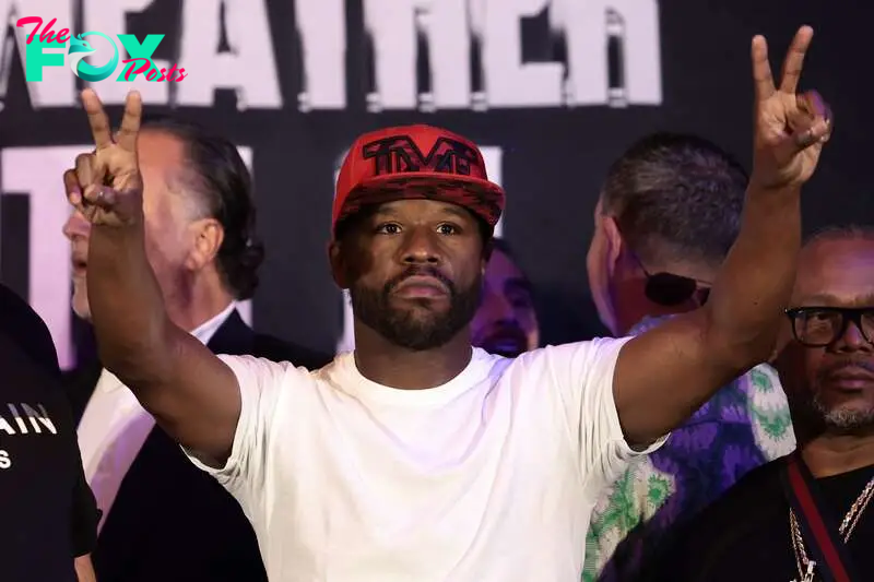 MEX6365. CIUDAD DE MÉXICO (MÉXICO), 23/08/2024.- El exboxeador estadounidense Floyd Mayweather posa durante la ceremonia de pesaje para su pelea contra su connacional John Gotti III, este viernes en la Arena Ciudad de México, en Ciudad de México (México). Mayweather, quien fue campeón del mundo en cinco divisiones, no descartó este viernes enfrentarse en un futuro a Julio César Chávez, leyenda del boxeo mexicano, en una pelea de exhibición. EFE/ José Méndez
