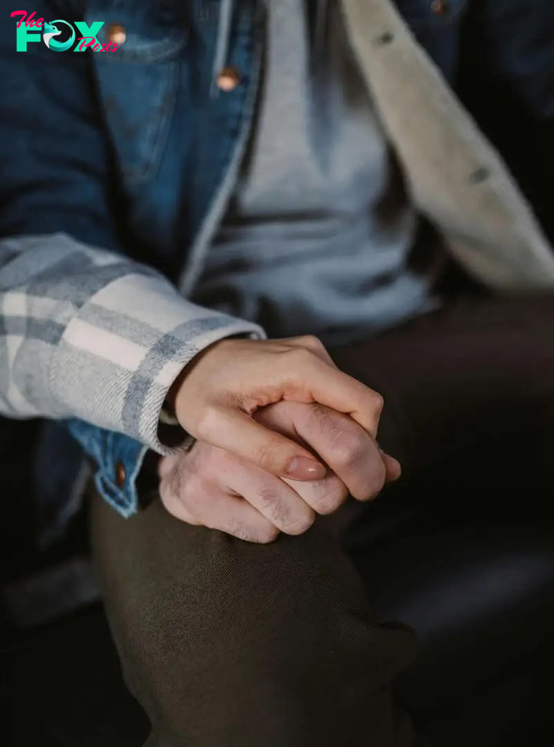 Hand squeeze | Source: Pexels