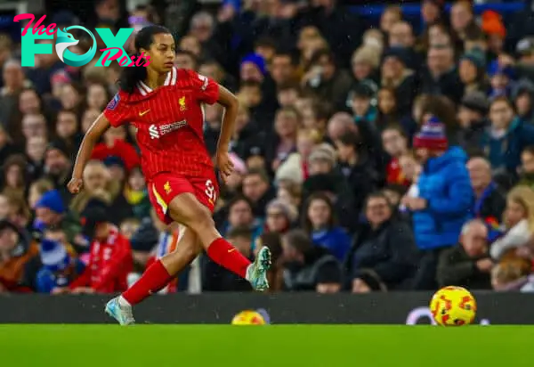 LIVERPOOL, ENGLAND - Sunday, November 17, 2024: Liverpool's Hannah Silcock controls the ball during the FA Women’s Super League game between Everton FC Women and Liverpool FC Women at Goodison Park. (Photo by Annabel Lee-Ellis/Propaganda)