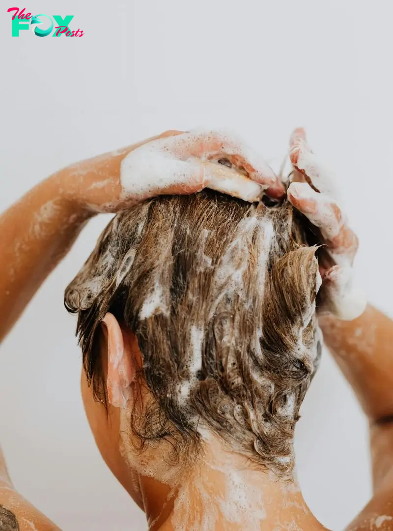 A woman washing her hair | Source: Pexels