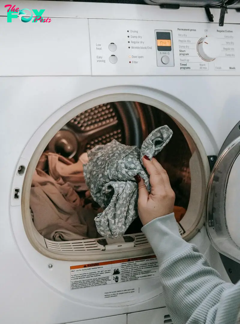 A person doing laundry | Source: Pexels