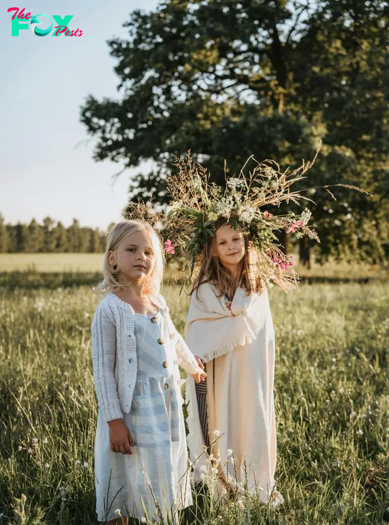 Two little girls outside | Source: Pexels