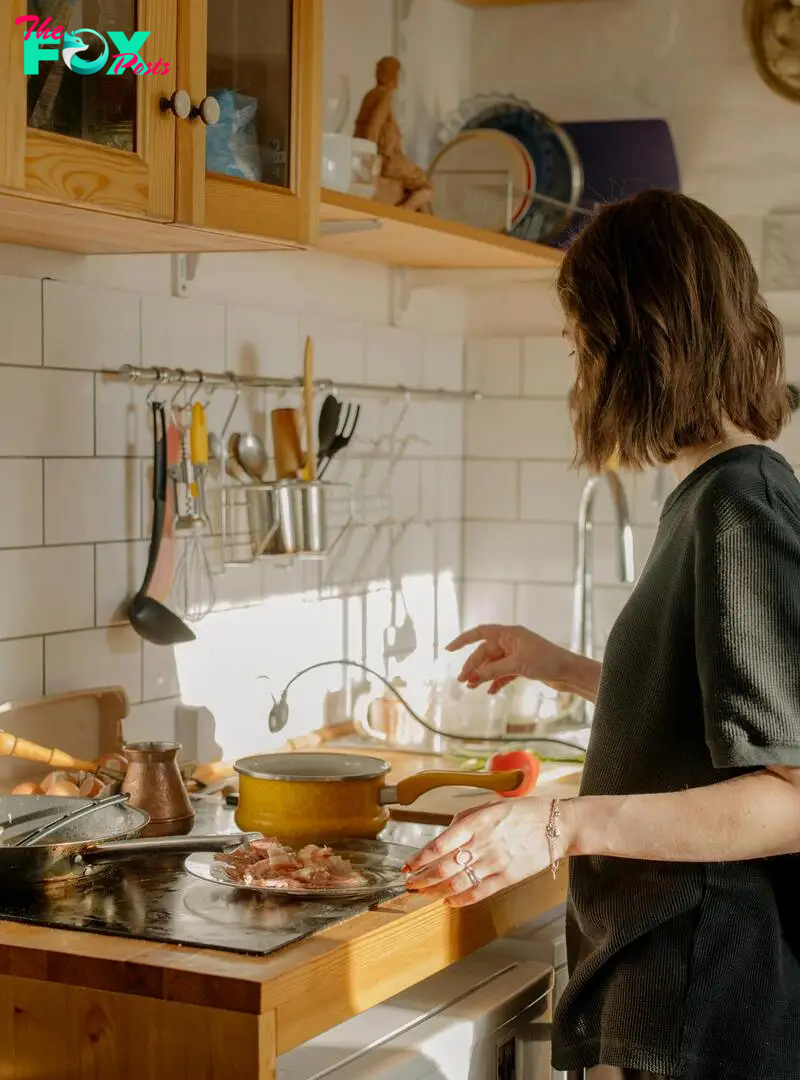 A person making breakfast | Source: Pexels