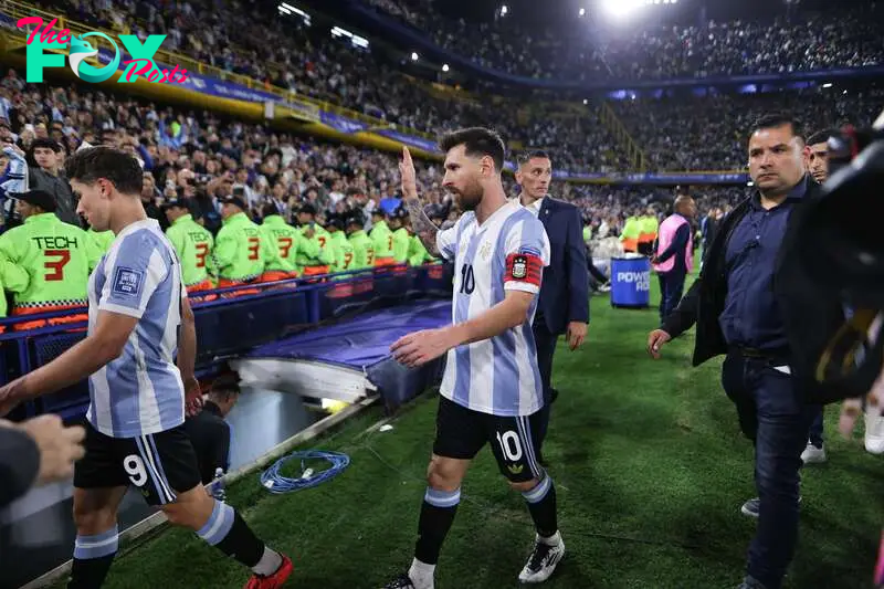 El entrenador argentino, que ahora está al frente de la Selección de Estados Unidos, llegó a su país para tomar algunos días de descanso y habló del ’10’.