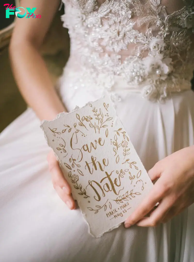 A bride holding a card | Source: Pexels