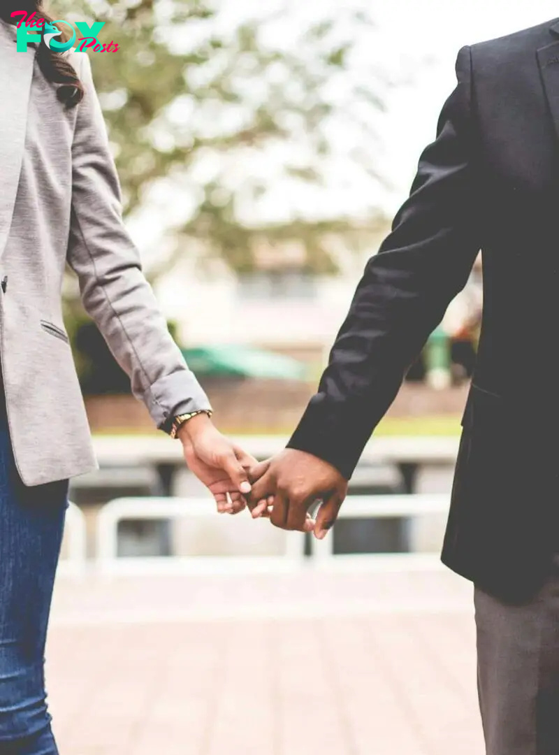 A couple holding hands | Source: Pexels