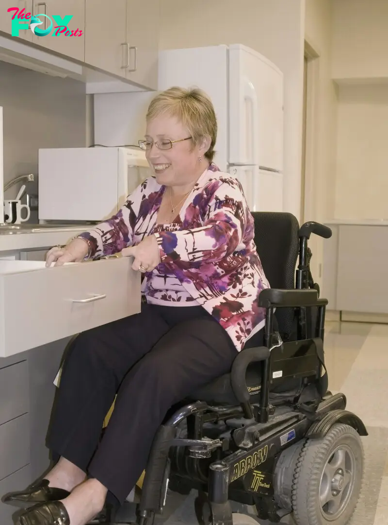 A smiling woman in a wheelchair | Source: Unsplash