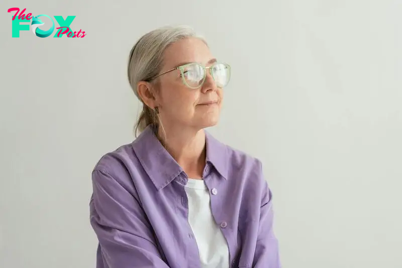 An older woman looking around | Source: Pexels